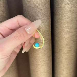 Boucles d'oreilles clous géométriques classiques en argent sterling plaqué or 18 carats avec perles rondes en turquoise artificielle et gouttes de 6 mm+, pour femme - Product Image 5