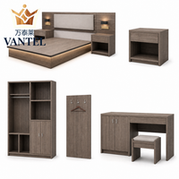 Ensemble de mobilier de chambre d'hôtel moderne sur mesure : lit, armoire, bureau, table de chevet et porte-manteau pour projets d'hôtellerie