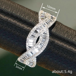 Anello Geometrico Incrociato da Donna, Elegante Gioiello di Moda - Product Image 4