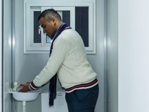 Conteneur <span class=keywords><strong>de</strong></span> toilettes mobiles préfabriquées modernes respirantes industrielles, double toilette et douche pour salle <span class=keywords><strong>de</strong></span> bain extérieure - Product Image 2