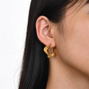 Pendientes de Aro Circulares de Joyería Antideslustre, Pendientes de Aro Irregulares Chapados en Oro de 18k - Product Image 4