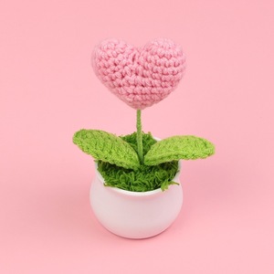 Plante en pot en forme de cœur finie, décoration de bureau faite à la main en laine tricotée, petits ornements de voiture réalistes, un petit cadeau pour - Product Image 2
