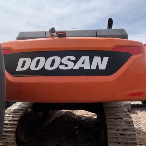 Excavatrice d'occasion de marque originale Doosan DX530, modèle 2022, 53 tonnes, moteur puissant de 127 kW, pompe de boîte de vitesses, excellent état - Product Image 6