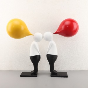 Set di Sculture Minimaliste Figura Umanoide Bianco e Nero con Palloncino Rosso in Resina Artistica, Decorazione Moderna da Collezione, Ornamento da Scrivania, Regalo, Vendita all'Ingrosso - Product Image 3