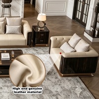 Luxuriöses Cremefarbenes Ledersofa mit Dunkler Holzverkleidung und Passendem Couchtisch, Komplette Einrichtung für Villen und Designer-Projekte