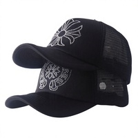 Gorra Trucker de 5 Paneles Personalizable con Diseño de Diamantes en Forma de Cruz y Malla Negra