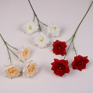 Rosas Artificiales de Seda Estilo Americano con Tres Cabezas, Decoración para el Hogar y Bodas, Adornos para Mesa de Comedor/Cafetería, China - Product Image 1