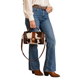 Sac en cuir à imprimé vache avec fermeture à boucle, motif noir et blanc, sac à main à bandoulière - Product Image 1
