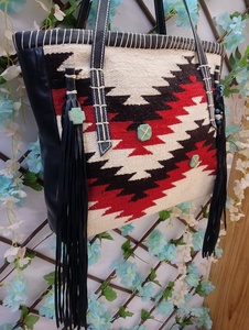 Bolso Tote de Hombro Casual de Cuero Genuino Marrón Hecho a Mano para Mujer KAMARVY con Forro de Algodón Premium y Cierre de Cremallera Resistente Feather Two - Product Image 4
