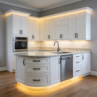 Armoire de cuisine moderne et simple en bois massif blanc avec éclairage LED et îlot incurvé, personnalisable pour cuisines modernes