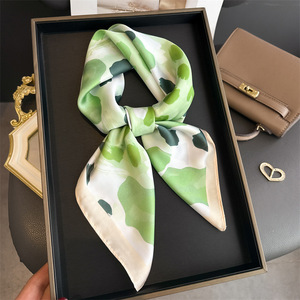 Écharpe en satin imprimé léopard pour femme, effet <span class=keywords><strong>soie</strong></span>, carrée, légère, pour le cou, motif abstrait, 27 pouces, OEM/ODM - Product Image 1