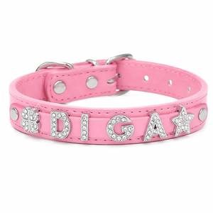 Collar de Metal Resistente para Mascotas con Letras de Diamantes, Personalizable con Nombre y Logotipo, Desmontable, Línea Superventas - Product Image 1