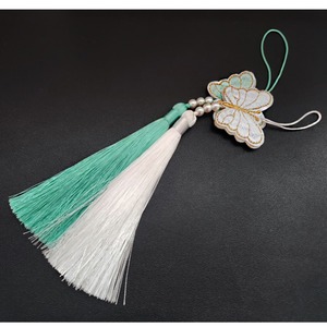Adorno de Perlas Coreano Tradicional Norigae, Colgante de Mariposa, Elegante Borla de Seda, Adorno Decorativo de Perlas, Colgante para Bolso, Único - Product Image 4
