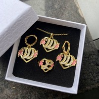 QIUHAN ODM Lettre A-Z Pendentif Boucle D'oreille Charme Collier Personnalisé Floral Initial Ensemble