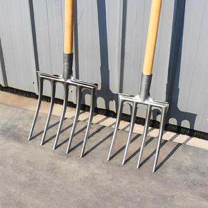 Fourche agricole monobloc <span class=keywords><strong>à</strong></span> quatre <span class=keywords><strong>dents</strong></span> en acier au manganèse pour le labourage, la manutention du <span class=keywords><strong>fumier</strong></span>, la culture de l'oignon vert/du gingembre et le désherbage - Product Image 1