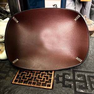 Plateau en cuir cousu à la main avec bords brodés au point de croix – Organisateur vintage pour Wenwan et accessoires de pipe en cuir de vachette tanné végétal - Product Image 1