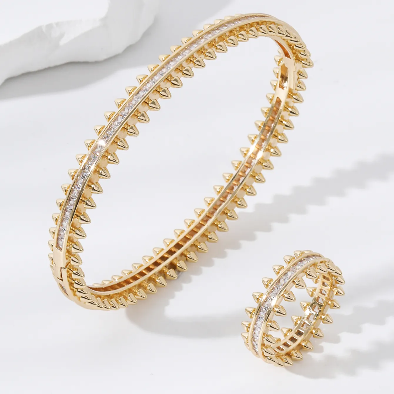 Mới Nhất 18K Vàng Mạ Thép Không Gỉ Đồ Trang Sức Hình Dạng Sóng Thiết Kế Zircon Spiky Bangle Hiphop Cho Phụ Nữ Đảng Vòng Đeo Tay