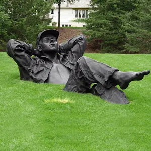 Statue naturelle en bronze, grande taille de vie moderne couchée sur la pelouse, sculpture naturelle