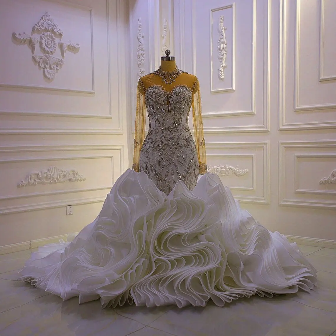 Gaun pernikahan mewah bermanik kristal, gaun pernikahan mewah kerah tinggi lengan panjang berkilau bahan terompet dengan rok lipit