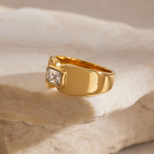 Bague tendance forme géométrique plaqué or avec zircon incrusté serti clos, bijou unisexe, cadeau - Product Image 2