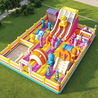 Parc de jeux gonflable commercial multicolore, grande structure de jeux gonflable pour enfants avec toboggan et parcours, idéal pour centres commerciaux, places publiques et locations de carnaval