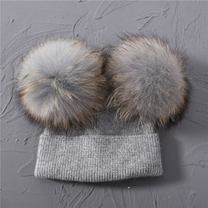 <span class=keywords><strong>Bonnet</strong></span> d'hiver de luxe tricoté pour <span class=keywords><strong>femme</strong></span> avec double <span class=keywords><strong>pompon</strong></span>, logo personnalisé, prêt pour le voyage, en cachemire, laine et <span class=keywords><strong>fourrure</strong></span> de raton laveur - Product Image 5