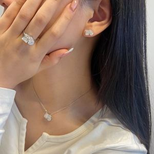 Boucles d'oreilles clous Dylam Sparkle en argent sterling 925 avec double pierre Moissanite D VVS1 – Fournisseur et fabricant de bijoux - Product Image 2