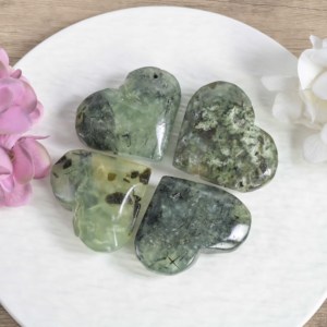 Cœur en préhnite poli naturel, pierre de palmier sculptée, idéal pour cadeau, vente en gros - Product Image 1