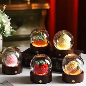 Lampe de chevet créative 3D en crochet, faite à la main, avec modèles de roses et de tournesols, en fil tricoté, cadeau idéal - Product Image 1