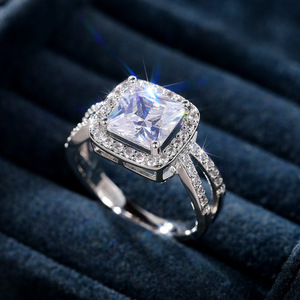 Anello da donna con taglio quadrato e accenti scintillanti, elegante gioiello di moda - Product Image 3