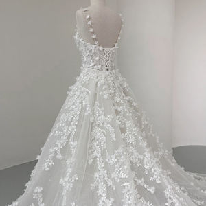 Robe de mariée sirène moderne de luxe NT06 avec bretelles spaghetti, fleurs 3D, dentelle longue, appliques de cristal et broderies, couleur ivoire, traîne chapelle - Product Image 6