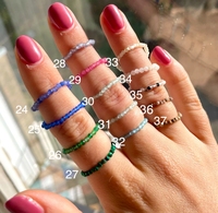 Damenring mit zarten Natursteinperlen, winzigen facettierten Edelsteinen, stapelbar, handgefertigt, elastisch, 18K vergoldet, im Bohemian-Geometrie-Stil