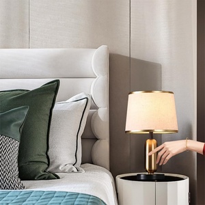Lampe de table LED rétro moderne avec corps en cuivre et alimentation par batterie pour salon familial, chambre à coucher, bureau, villas et hôtels - Product Image 5