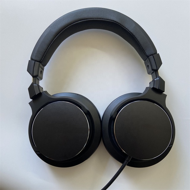 Over-Ear Wired Radio DJ Monitor Headphone with Noise Cancelling Cover Stereo Studios 3.5mm Interface for Professional Studios