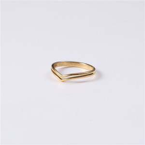 2025 Simple Double Géométrique En Forme De <span class=keywords><strong>V</strong></span> Simple Anneau Simple En Acier Inoxydable PVD 18k Or Bijoux Cadeau - Product Image 3