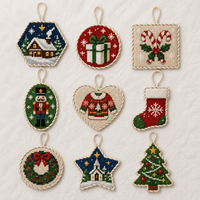 Ornement de Noël en point de croix motif poinsettia rouge avec motif floral pour un cadeau festif de luxe fait main à suspendre à l'arbre de Noël