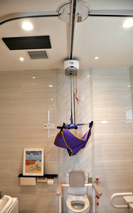 Lève-personne électrique à fixation au plafond Sky Track 300 pour aider les patients hémiplégiques dans la rééducation à la marche - Product Image 5