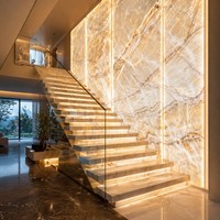 Dalle d'onyx blanc et bois poli haute brillance rétroéclairée pour meuble-lavabo de salle de bain moderne et décoration murale