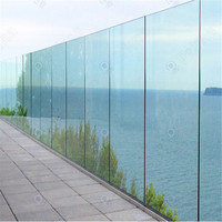 Balustrade en verre trempé avec profilés en U en aluminium à fixation au sol pour projets hôteliers extérieurs, balcons et terrasses de villas