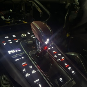 Poignée <span class=keywords><strong>de</strong></span> levier <span class=keywords><strong>de</strong></span> <span class=keywords><strong>vitesse</strong></span> <span class=keywords><strong>de</strong></span> voiture en cuir éclairée par LED <span class=keywords><strong>de</strong></span> remplacement pour Cayenne 955 957 958 958.2 - Product Image 2