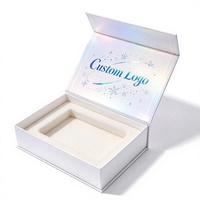 Boîte cadeau à fermeture magnétique holographique avec logo personnalisé, impression sur le couvercle intérieur et impression flocon de neige bleu pour la conception d'emballages cadeaux