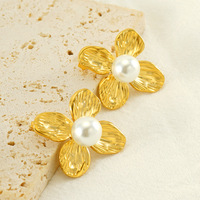 Boucles d'oreilles clous fleur en perles, acier inoxydable 304, plaqué or 18 carats sous vide, bijoux floraux texturés à quatre pétales, 33x30 mm pour femme