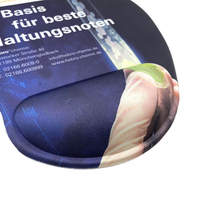 Logo kustom OEM Mouse ergonomis tangan kanan nirkabel dengan sandaran pergelangan tangan kain isi silikon dasar PU terlaris untuk penggunaan kantor