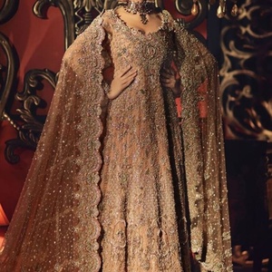 Veste élégante de couleur blanche, longueur au sol avec Lehenga, avec de belles perles de verre de cristal illuminées en pierre, fonctionne pour mariage, 2021 - Product Image 1