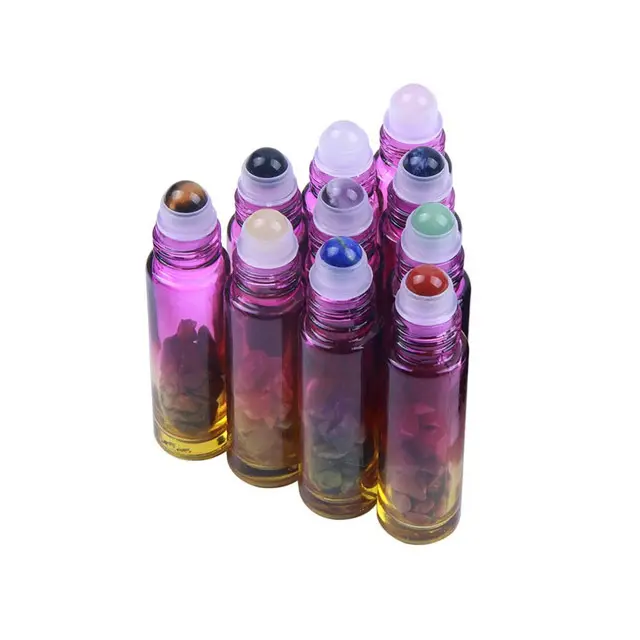 कस्टम प्राकृतिक हीलिंग रत्न आवश्यक तेल रोलर बोतलें रिफिल करने योग्य रंगीन ग्लास रोल ऑन बोतल 10 मिलीलीटर क्रिस्टल चिप्स अंदर