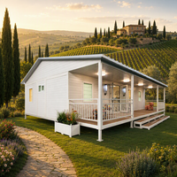 Maison modulaire préfabriquée moderne avec large porche couvert, balustrade et porte d'entrée en verre pour chambre d'amis dans la cour