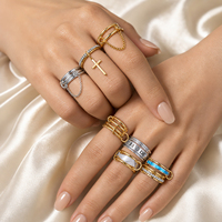 Minimalistischer Mehrschichtiger Zirkonia-Ring Unisex Luxuriöser Stapelbarer PVD-Vergoldeter Edelstahlring Moderne Schicke Mode-Accessoires