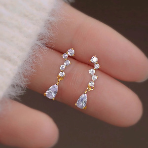 Orecchini Pendenti Minimalisti in Oro per Donne, Gioielli Eleganti alla Moda, Accessorio Chic per Uso Quotidiano - Product Image 6