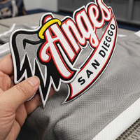 Patch thermocollant personnalisé en polyester brodé, motif cœur, lettre, numéro, en sergé, pour veste universitaire et casquette