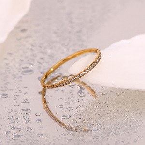Bague éternité plaquée or 18 carats avec micro-pavé de zircone cubique, pierres rondes, bijoux classiques unisexes pour mariage et fiançailles - Product Image 4
